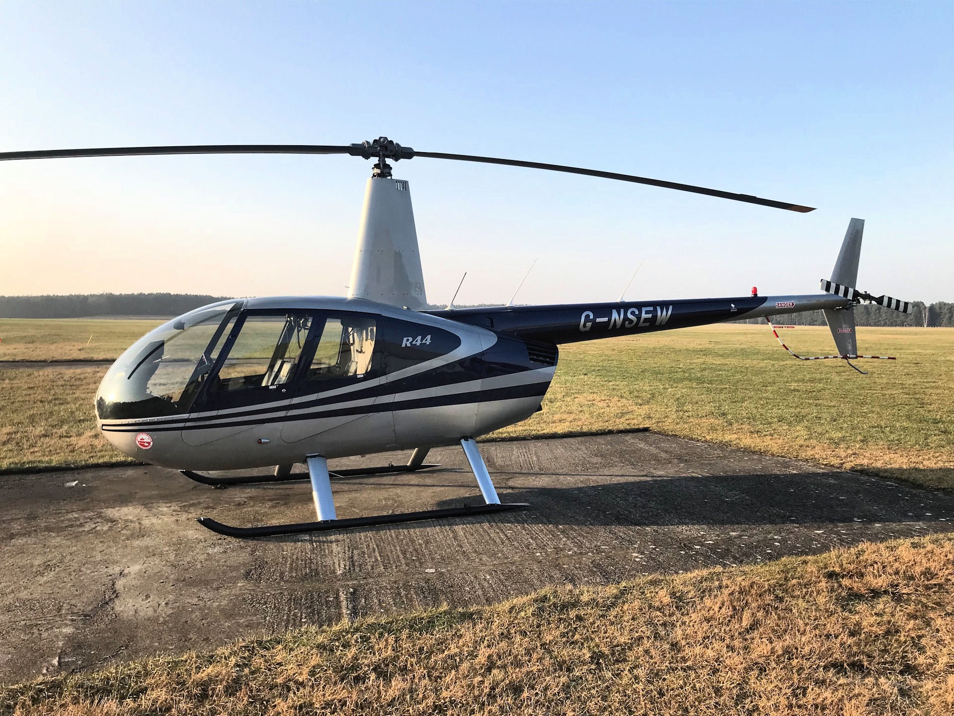Robinson R44
